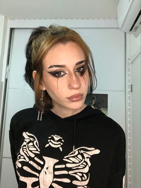 Black Tears Makeup, Sharp Eyeliner, Easy Halloween Makeup Ideas, Easy Halloween Makeup, Ateez Concert, Black Tears, Halloween Makeup Ideas, Halloween Makeup Easy, Black Eyeliner