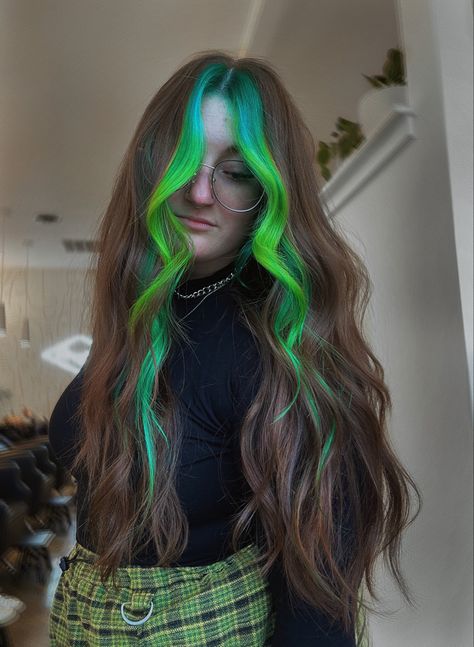 Blue and green money pieces Cool Money Piece Hair, Brown Hair With Green Money Piece, Mullet Money Piece, Blue And Rainbow Hair, Split Dye Highlights, Green Hair Money Piece, Coloured Money Piece Hair, Colorful Hair Ideas For Brunettes, Rainbow Money Piece Hair