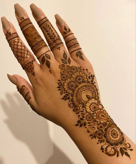 Mendhi Designs 2023, Full Hand Mehndi Design, Indian Henna Designs, Fashion Outfits Winter, Fashion Outfits Summer, Home Office Design Ideas, Finger Henna Designs, Hand Mehndi Design, Tato Henna