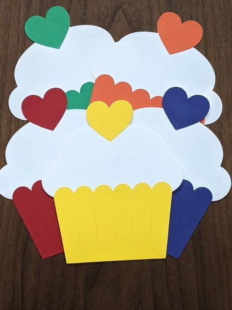 Preschool Cupcakes, Birthday Chart For Preschool, Daycare Birthday, Chart For Preschool, Cupcake Invitations, Cupcake Card, Student Birthdays, Birthday Display, Happy Birthday Cupcakes