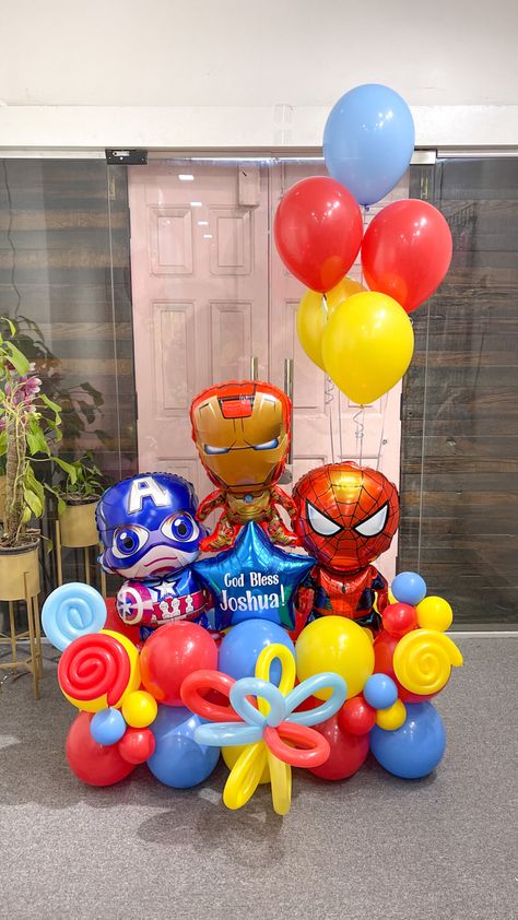 Marvel Balloon Bouquet, Avengers Balloon Bouquet, Superhero Balloon Decorations, Avengers Balloons, Avengers Theme Birthday, Superhero Balloons, Spiderman Birthday Party Decorations, Marvel Birthday Party, Marvel Party