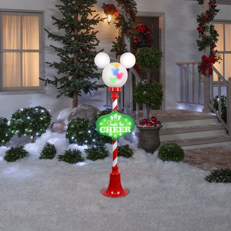 Disney Christmas Decorations Outdoor, Disney Christmas Lights, Christmas Lights Outdoor Trees, Disney Lamp, Christmas Lamp Post, Navidad Natural, Disney Christmas Decorations, Disney Diy Crafts, Projection Lamp