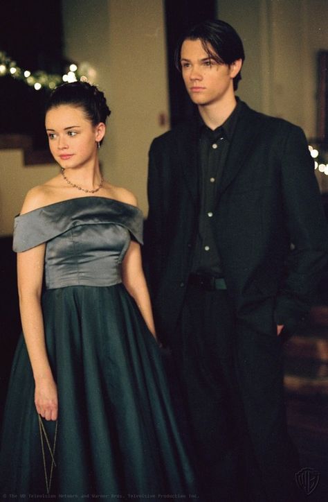 Rory and Dean at the dance. Gilmore Girls Dean, Rory Gilmore Style, Gilmore Girls Fashion, Gilmore Girls Outfits, Gilmore Girl, Lorelai Gilmore, Stars Hollow, Rory Gilmore, Jared Padalecki