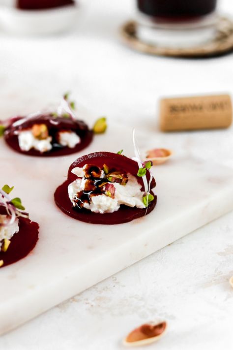 These beetroot bites are the perfect pre-dinner snack, appetizer or finger food to serve. They are filled with goat cheese cream, pistachio nuts and thick balsamic vinegar. They are really easy to make and taste divine. #appetizer #fingerfood #healthyfood #beetroot #glutenfreefood #grainfreefood #foodandwine #easyrecipe #snacks #ketofood #tilltugg Yalda Food Ideas, Beetroot Carpaccio, Winter Appetizers, Beet And Goat Cheese, Bday Dinner, Cheese Bites, Appetizer Bites, Goat Cheese Salad, Grain Free Recipes