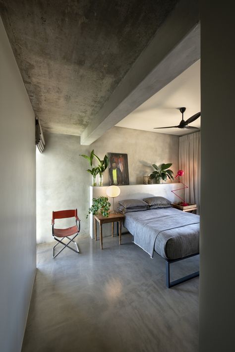 Minimalist Concrete Durbanville Home Raw Concrete Interior, Concrete Interior Design Bedroom, Concrete Floor Studio Apartment, Minimal Concrete House, Concrete Floor Bedroom Ideas, Concrete Room Aesthetic, Concrete Apartment Interior, Concrete Room Design, Concrete Bedroom Floor