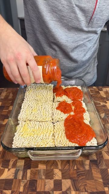 Ramen Lasagna, Spaghetti Baked, Food Dudes, Pinata Cookies, Cutlet Recipes, Beef Noodle Stir Fry, Beginner Cook, Beef Chow Mein, Vegetarian Lasagna Recipe