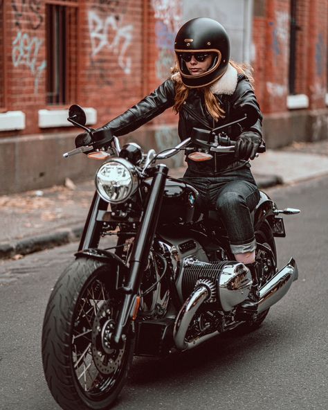 Himalayan Royal Enfield, Biker Girl Style, Classic Helmet, Best Motorbike, Biker Photography, Stylish Bike, Мотоциклы Cafe Racers, Badass Outfit, Biker Photoshoot