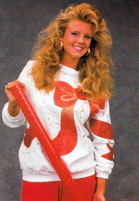 80s Christmas Fashion, Historic Christmas, 90s Ads, 80s Life, Early 90s Fashion, Easy Christmas Decor Ideas, 80s Christmas, Rose Gold Christmas Decorations, 1980s Fashion Trends