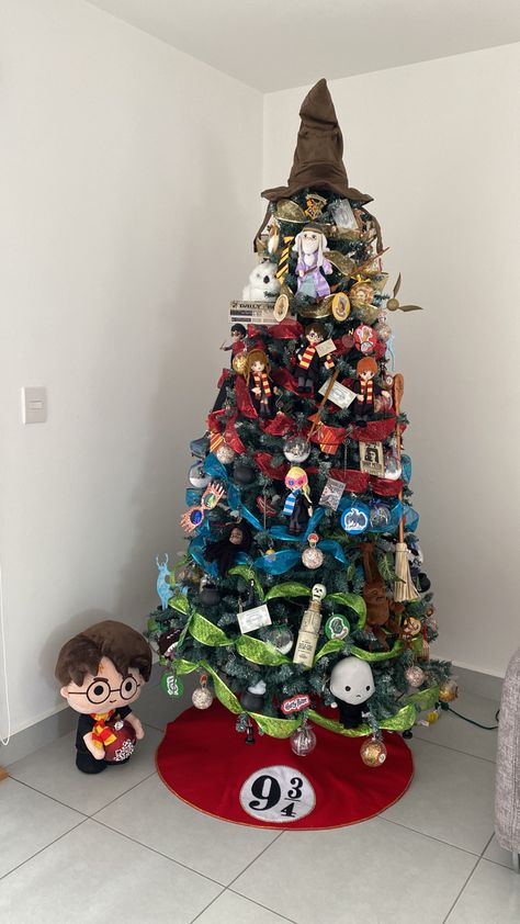 White Harry Potter Christmas Tree, Mini Harry Potter Christmas Tree, Harry Potter Dorm Room Ideas, Room Ideas Shifting, Christmas Tree Harry Potter, Harry Potter Dorm Room, Harry Potter Christmas Tree Ideas, Harry Potter Xmas, Harry Potter Theme Christmas