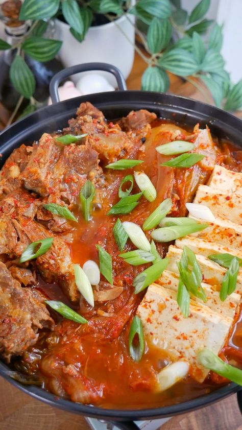 Braised Pork Kimchi Jjim Recipe – 등뼈 김치찜 Braised Kimchi Pork Ribs, Oyster Pancake Recipe, Kimchi Jjim, Nabe Recipe, Pork Sliders Recipes, Pork Broth, Pork Soup, Kimchi Recipe, Neck Bones