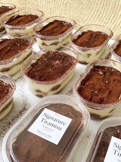 Tiramisu Business Ideas, Tiramisu Packaging Design, Dessert Cup Packaging, Packaging Desserts Ideas, Tiramisu Aesthetic Photography, Tiramisu Packaging Ideas, Tiramisu Business, Pastry Box Packaging Design, Tiramisu Cake Aesthetic