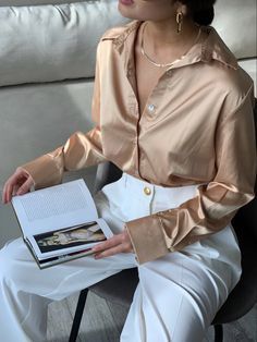 Oversized Silk Shirt Outfit, Satin Shirt Outfit, Silk Shirt Outfit, Satin Blouse Outfit, Nude Shirt, Ivory Outfit, Graduation Suits, Outfit Elegantes, Satin Shirts