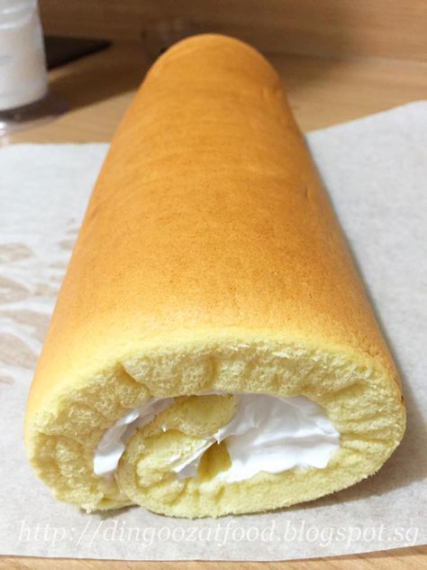 Singapore cooking/ baking/ food & recipe blog features more than 400 tried & tested, quick & easy kid friendly recipes with steps by steps tutorial. Vanilla Swiss Roll Recipe, Wind Cake, Roll Cake Recipe Vanilla, Vanilla Swiss Roll, Swiss Roll Recipe, Sponge Cake Roll, Swiss Roll Cakes, Jelly Roll Cake, Bolu Gulung