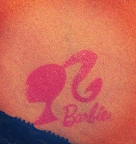 LOVE IT!!!!!!!!! exactly what I want on my back shoulder.......did I say LOVE IT!!!!!! Pink Barbie Tattoo, Barbie Head Tattoo, Black Barbie Tattoo, Barbie Logo Tattoo, Barbie Wrist Tattoo, Barbie Tattoo Ideas, Barbie Tattoo, Cute Foot Tattoos, Tattoo Foot