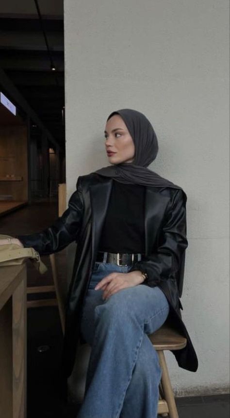 Classy Hijab Outfits, Black Outfit Hijab, Style Black Leather Jacket, Womens Leather Jacket Outfit, Dinner Date Outfit, Modest Winter Outfits, Leather Jacket For Women, Stile Hijab, Jacket Outfit Women