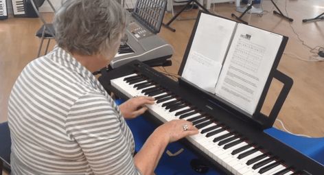 Piano Lessons for Seniors & Adults over 50 - FREE online piano Lesson video - Easy beginners method learn to play songs you love on piano without notation. Free Piano Lessons For Beginners, Learning Piano As An Adult, Group Piano Lesson Ideas, Teaching Beginner Piano Lessons, Free Piano Lessons, Beginner Piano Lessons, Online Piano Lessons, Free Piano, Piano Tutorial