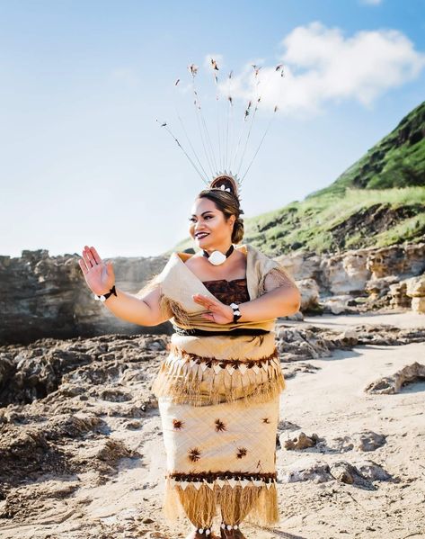 Tongan traditional teunga tauolunga Tongan Tauolunga Costume, Teunga Tauolunga, Cultural Photoshoot, Tongan Clothing, Tongan Wedding, Tongan Flag, Samoan Clothing, Tongan Culture, Seashell Crown