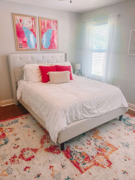 Preppy Bed Frame Full, White Bedroom With Bright Accents, Preppy Twin Bedroom, Bright Preppy Bedroom, Preppy Bed Decor, Preppy Bed Comforter, Preppy Bed Spreads, Hot Pink And White Room, Feminine Dorm Room Ideas