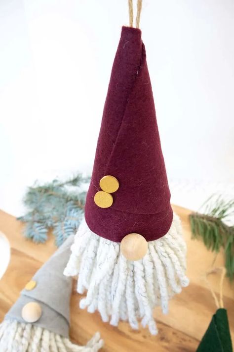 Diy Gnome Ornaments, Diy Gnome Christmas, No Sew Gnome, Felt Gnome, Gnome Diy, Sewing Christmas Gifts, Diy Gnome, Scandinavian Christmas Decorations, Christmas Crafts To Sell