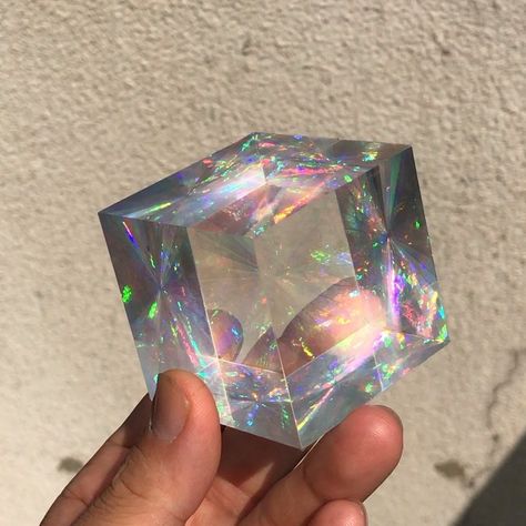 ⓝⓘⓙⓘ_ⓜⓘⓝⓐⓣⓞ_💿🏳️‍🌈📊_ニジミナト on Instagram: “niji cube prism flowers.This makes prisms by the sunshine.but Inside lights is also nice.I'll make this effect on small crystal glass…” Art Objects, Prisms, Beautiful Rainbow, Circle Shape, Glass Painting, Art Object, Glass Art, Decorative Boxes, Art Pieces