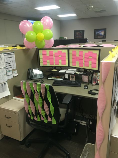 Work decoration, birthday, cubicle, balloon, sticky note, post it                                                                                                                                                     More Diy Cubicle Decor, Cubicle Birthday Decorations, Diy Cubicle, Office Birthday Decorations, Birthday Pranks, Fun Office Decor, Peter Brown, Coworkers Birthday, Work Cubicle