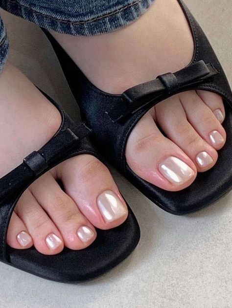 Toes Nails Designs, Nails Toes, Toes Nails, Feet Nail Design, Summer Pedicure, Foot Nail, Pedicure Ideas, Gel Toe Nails, Pretty Toe Nails