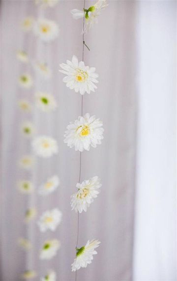 Daisy chain Mundo Hippie, Themed Wedding Ideas, Daisy Chains, Flowers Hanging, Daisy Party, Hippie Party, Daisy Wedding, Hippie Wedding, White Daisies