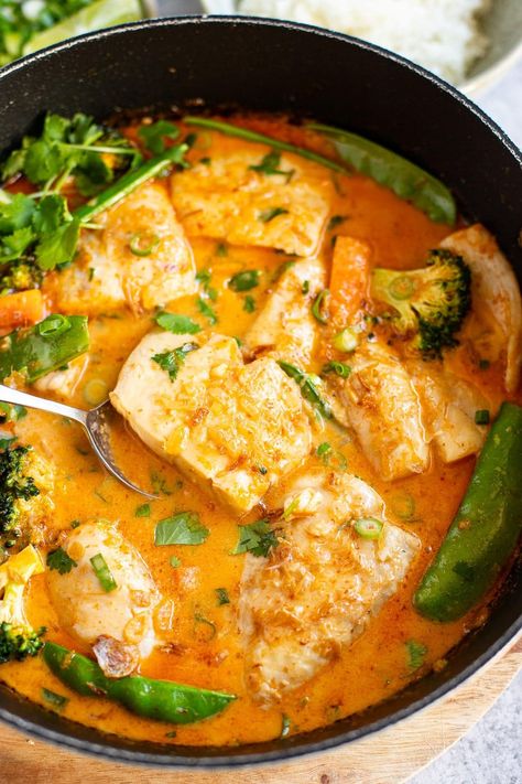 Thai Fish Curry With Snapper Asian Snapper Fish Recipes, Thai Fish Recipes, Red Snapper Filet Recipes, Swai Fish Recipes, Easy Fish Curry Recipe, Fish Recipes For Dinner, Thai Fish Curry, Coconut Fish Curry, Red Snapper Fillet