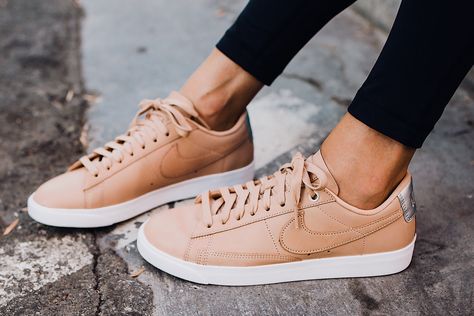 Nike Blazer Low Women Outfit, Low Sneakers Outfit, Tan Nike Shoes, Nude Sneakers, Pink Ugg Boots, Tan Sneakers, Know About Me, Nike Blazer Low, Beige Sneakers