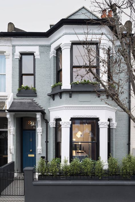 This Victorian terraced house located in London, United Kingdom, has been redesigned and extended in 2020 by Bureau de Change Architects. London House Exterior, London Terrace House, Terrace House Exterior, Victorian Homes Exterior, Victorian Terraced House, Victorian Exterior, Victorian Terrace House, Glass Extension, Edwardian House