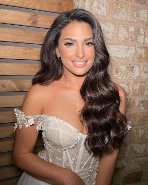 Glam Curls Wedding Hair, Bridal Glamour Waves, Wedding Hairstyles Latina, Down Style Wedding Hair, Celebrity Bridal Hair, Hair Down For Bride, Bridal Hairstyle Long Hair, Latina Bride Hairstyles, Wedding Makeup Latina Brides