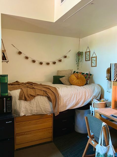 Brown And Cream Dorm Room, Earth Tones Dorm Room, Uvic Dorm, Warm Dorm Room Aesthetic, Beige Dorm Room, Brown Dorm Room, Earth Tone Dorm Room, Granola Dorm Room, Ucla Dorm