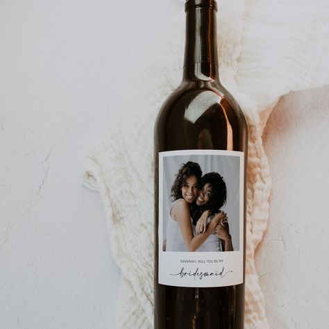 🍾📸 Say "Will You Be My Bridesmaid?" in Style! 💍 Get ready to make your bridesmaid proposals unforgettable with our fun and customizable products! Swipe to see all the unique options you can personalize with photos and custom text. ➡️ ✨ Editable Photo Wine Label: Perfect for a special toast! ✨ Editable Photo Champagne Label: Add a bubbly touch to your proposal! ✨ Editable Photo Card: Create a keepsake they'll cherish forever! Creating your custom proposals is simple and quick: personalize, ... Photo Wine Label, Wine Label Template, Bridesmaid Wine Label, Bridesmaid Wine, Maid Of Honor Proposal, Bridesmaid Proposals, Elegant Candles, Champagne Label, Bridesmaids Photos