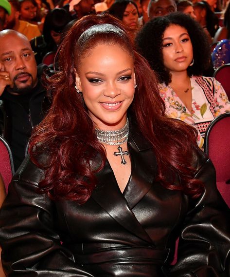 Rihanna Red Hair, Magenta Hair Colors, Looks Rihanna, Rihanna Hairstyles, Magenta Hair, Rihanna Looks, Red Hair Inspo, Bet Awards, Peinados Fáciles Para Cabello Corto