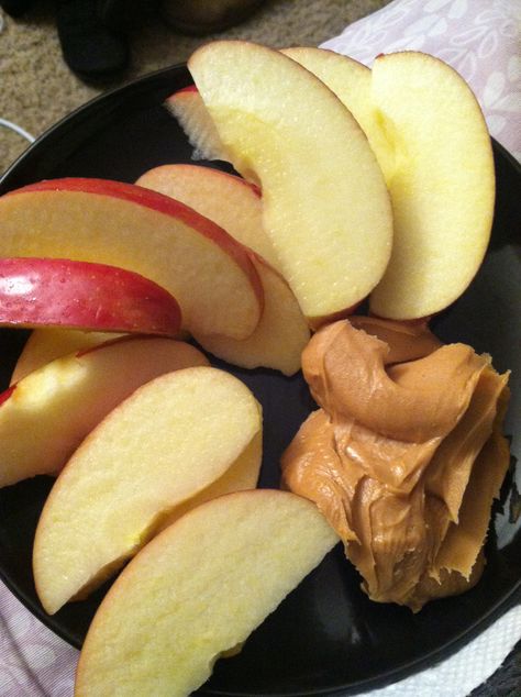 Apples And Peanut Butter, Peanut Butter Snacks, Apple And Peanut Butter, Healthy Food Dishes, Healthy Peanut Butter, Healthy Food Motivation, Food Is Fuel, Healthy Sweets, Food Obsession