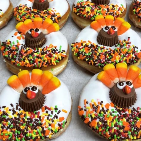 Thanksgiving Donut Decorating Ideas, Deserts For Thanksgiving Cute, Thanksgiving Donuts Decoration, Fall Donuts Decorated, Fall Donut Decorating Ideas, Turkey Donuts Ideas, Thanksging Desserts, Thanksgiving Desserts To Sell, Fall Donuts Ideas