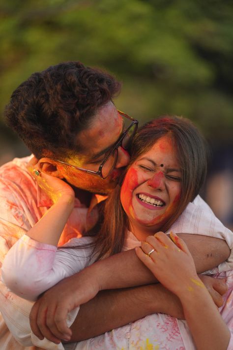 Holi Aesthetic Couple, Holi Poses For Couple, Holi Pose Ideas Couple, Holi Pics Photo Ideas Couple, Holi Couple Video, Holi Couple, Holi Couple Pic, Gf Bf Holi Pic, Holi Couple Photoshoot