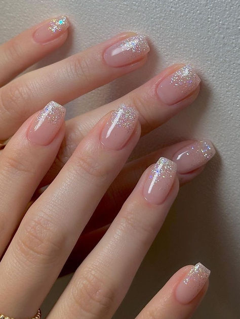 Korean glitter nails: glitter ombre Korean Glitter Nails, Nude Nails With Glitter, Clear Glitter Nails, Ombre Nails Glitter, Square Nail Designs, Nude Nail Designs, Short Square Nails, Sparkle Nails, Short Acrylic Nails Designs