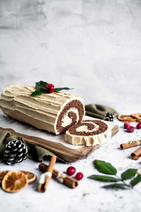 Biscoff Yule Log, Yule Log Aesthetic, Christmas Swiss Roll Cake Yule Log, Biscoff Swiss Roll, Swiss Roll Cake Christmas, White Yule Log Cake, Brownie Yule Log, Yule Log Cake Christmas, Yule Log Decoration