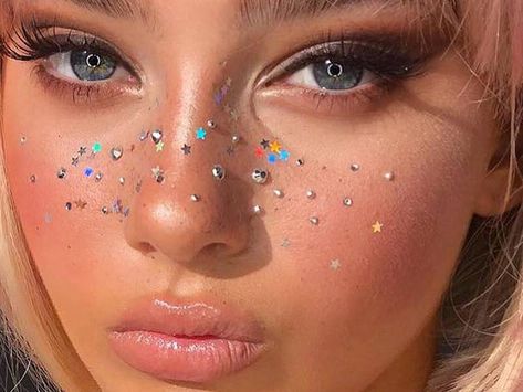 Faux Freckles Makeup, Festival Makeup Looks, Music Festival Makeup, Coachella Makeup, Festival Makeup Rave, Freckles Makeup, Festival Make Up, Festival Makeup Glitter, Rhinestone Makeup