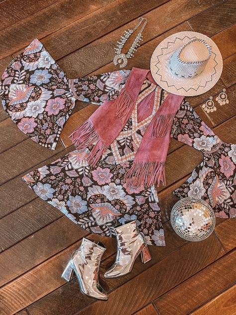 Western Boho Outfits, Viperine Gorgon, Bohemian 70s, Cowgirl Style Outfits, Figure Dress, Harry Styles Concert, 70s Inspired Fashion, Boho Cowgirl, 70s Outfits