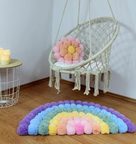 Pastel Rainbow Nursery, Pompom Rug, Pompon Diy, Pom Pom Rug, Rainbow Rug, Diy Pom Pom, Rainbow Room, Diy Yarn Crafts, Pom Pom Crafts