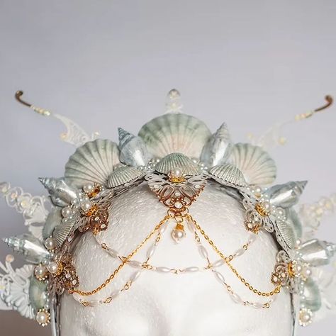 Janina Gold | Costume Design on Instagram: "My first mermaid-themed crown has received such positive feedback, and I'm over the moon! 🧜‍♀️✨  It was sold in no time, and even the reel blew up by my standards. Thank you so much for your support!   I'm excited to create more like this in the future. Which colors would you love to see next? Comment below! 👇🎨  #JaninaGoldArt #MermaidCrown #MermaidCore #FantasyFashion #ShellCrown #HeadpieceDesign" Merman Crown, Siren Character, Siren Crown, Ocean Crown, Mermaid Headdress, Mermaid Headpiece, Shell Crowns, Professional Mermaid, Props Ideas