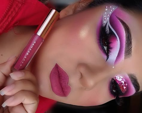 Princes Makeup, Eye Makeup On Hand, Photographic Makeup, Exotic Makeup, Halo Eye Makeup, Silver Eye Makeup, Makeup Ojos, Glitter Makeup Looks, Hand Makeup