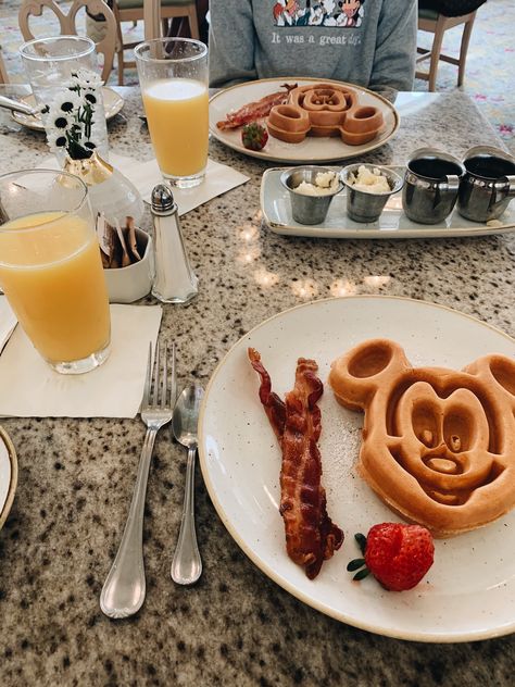 mickey waffles are always a good option! #disney #disneysnacks #mickey #breakfast #vacation #vsco Preppy Waffles, Mickey Breakfast, Usa Breakfast, Disney Breakfast, Breakfast Vacation, Mickey Waffles, Cafe Breakfast, Disney Desserts, Disney Lifestyle