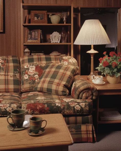 90s Living Room Decor, Nostalgic House Aesthetic, 80s Style Living Room, 1990s Living Room, 80s House Interior, 1980s Living Room, 1970s Cottage, 80s Living Room, 90s Living Room