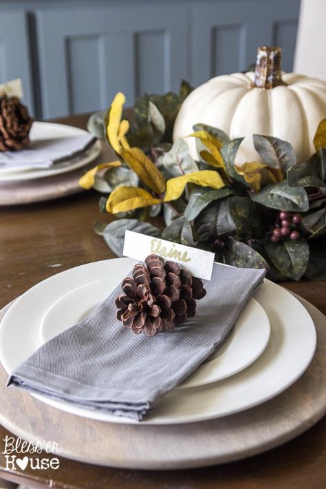 Thanksgiving Table Settings Simple, Simple Thanksgiving Table, Party On A Budget, Napkin Folds, Place Settings Thanksgiving, Easy Thanksgiving Crafts, Easy Fall Decor, Thanksgiving Tablescape, Vintage Tables