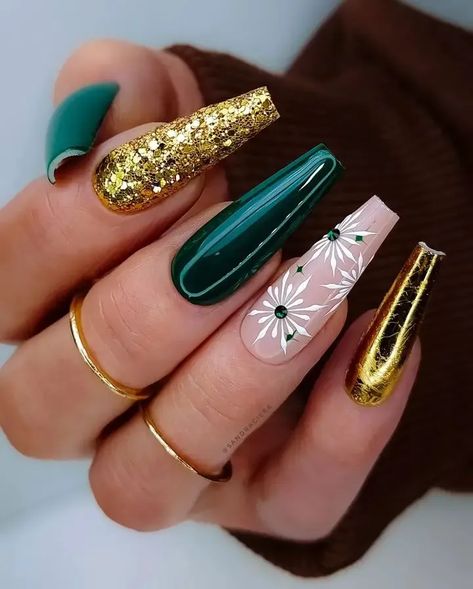 Xmas Nails Green And Gold, Green Gold Nails Christmas, Green And Gold Winter Nails, Green And Gold Nails Christmas, Green Ballerina Nails, Green And Gold Nails Ideas, Green Gold Nails Ideas, Green Gold Christmas Nails, Christmas Nails Green And Gold