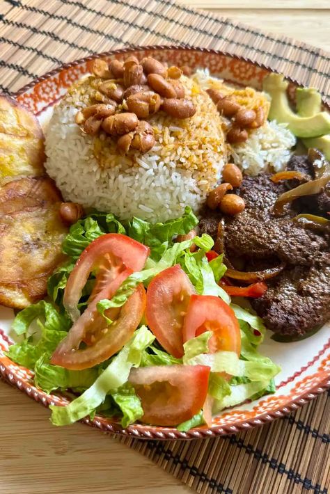 La Bandera Dominicana (Dominican Republic's National Dish) Dominican Dinner, Dominican Republic Food, Dominican Dish, Chicken Pumpkin, Favorite Recipes Chicken, Dominican Food, National Dish, Favorite Chicken, Healthy Food Motivation