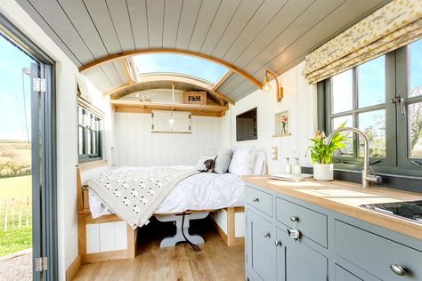 Hut Interior, Small Condo Decorating, Shepherds Hut For Sale, Van Interiors, Small Holding, Garden Huts, Shepherds Huts, Shepherd Hut, Train Carriage